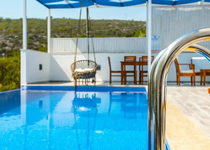 Uezuemlue 2 Bedroom Secluded With Private Pool Hot Tub Villa